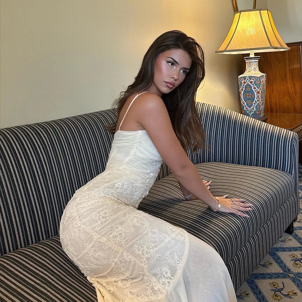Elegant Cream Lace Evening Gown - Picture 4 of 6